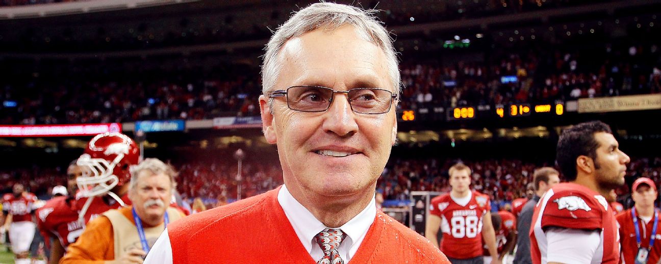 Ohio State to enshrine Tressel in ring of honor