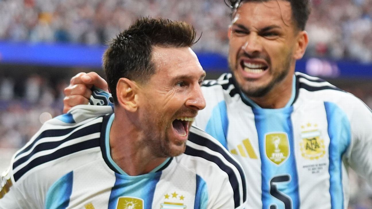 Messi se emociona por el regalo de sus compañeros