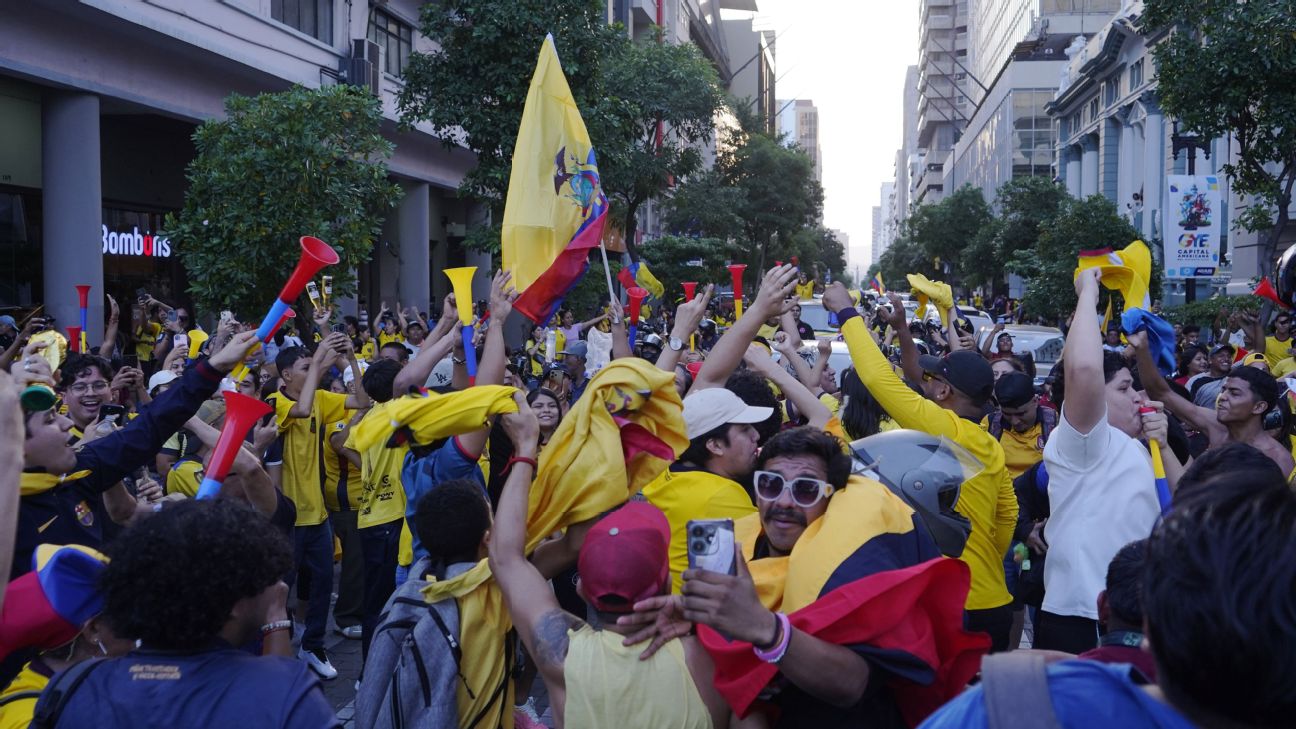 Los ecuatorianos salieron a festejar la clasificación a los 16avos. de final del Mundial tras el triunfazo vs. Alemania