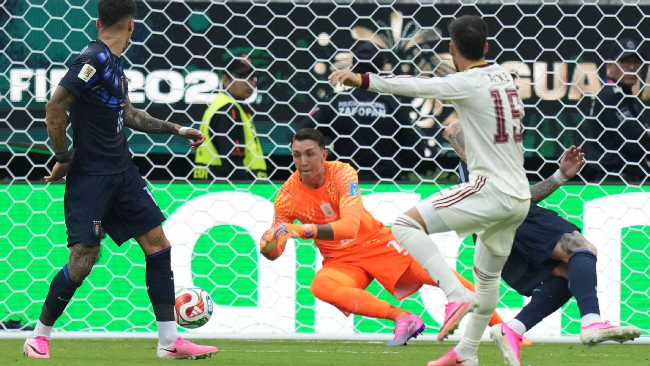 Álex Baena se solidarizó con Fernando Muslera y dijo: "Creo que la pelota le picó mal"