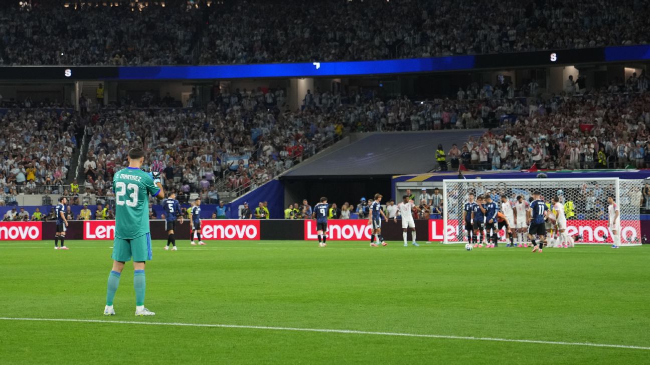 Dibu Martínez: su "asistencia" a Lo Celso y la bronca por el gol de Jordania