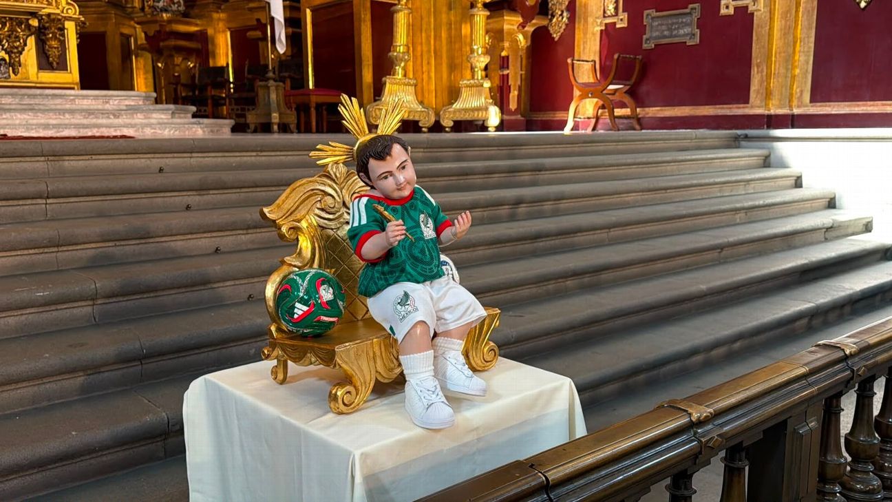México: El Niño Dios futbolista carga el milagro del título mundial