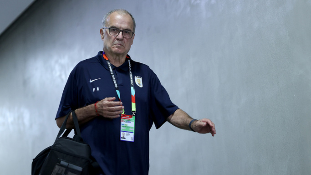 Marcelo Bielsa llegó solo a Uruguay tras la eliminación del Mundial 2026