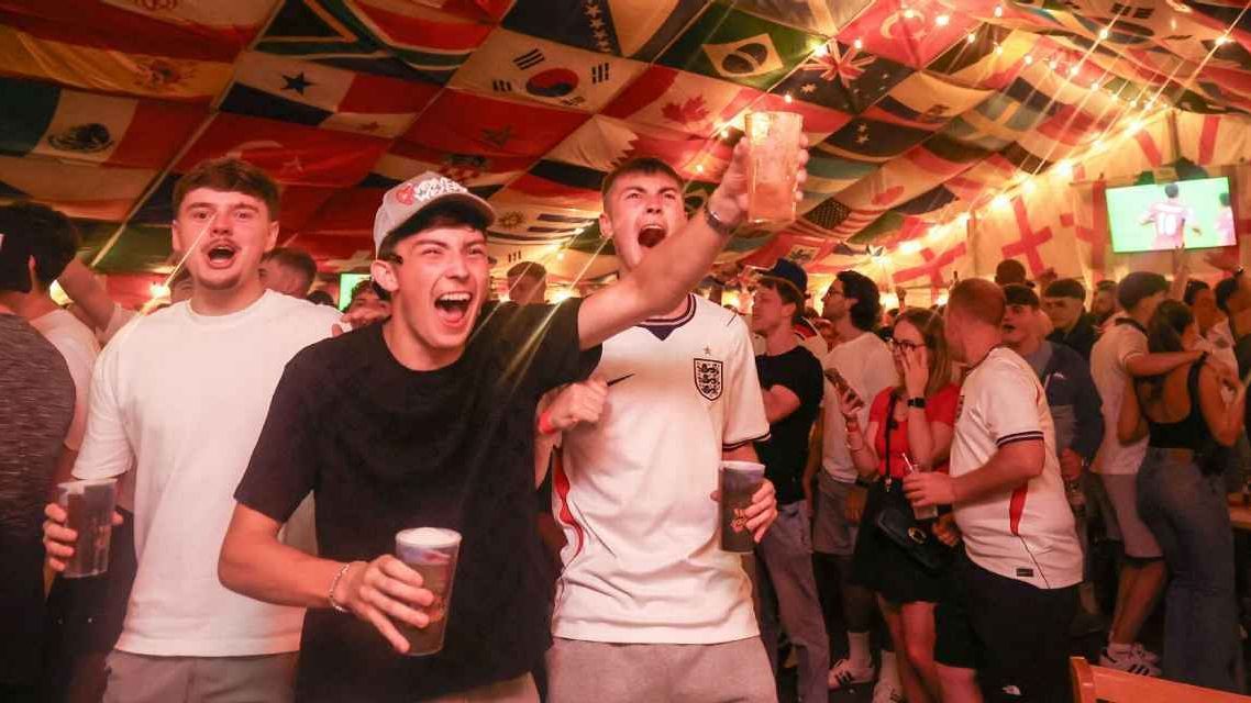 México-Inglaterra: Pubs ingleses extienden horario hasta sus 5 am