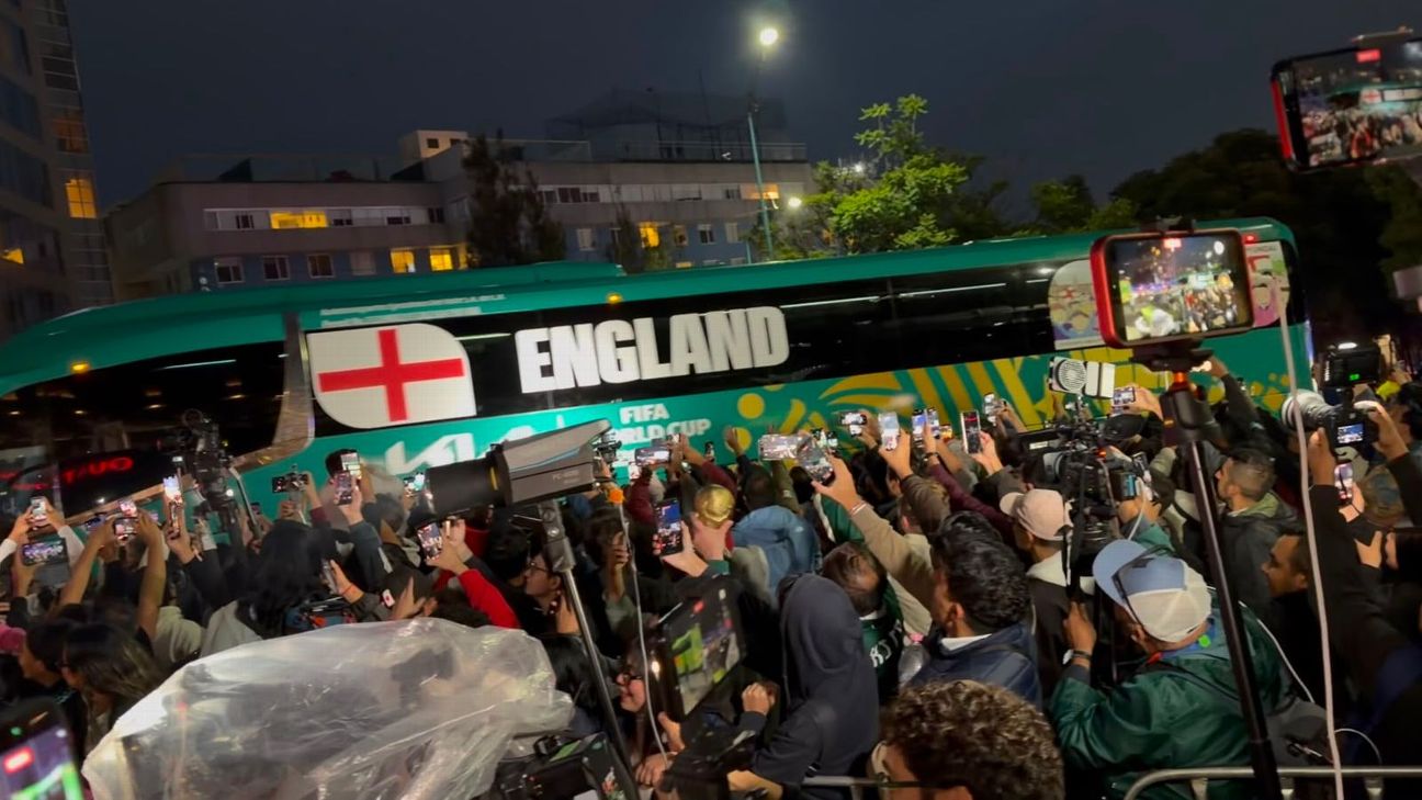 Mundial 2026: Aficionados mexicanos se cuelan a llegada de Inglaterra