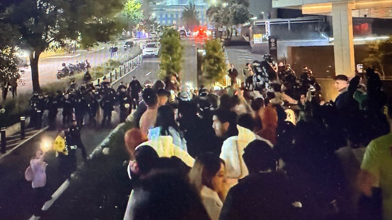 Fans dan "serenata" a Inglaterra; operativo los rodea