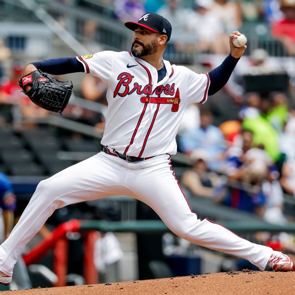 Braves' Martín Perez hit in forearm, likely will need IL stint