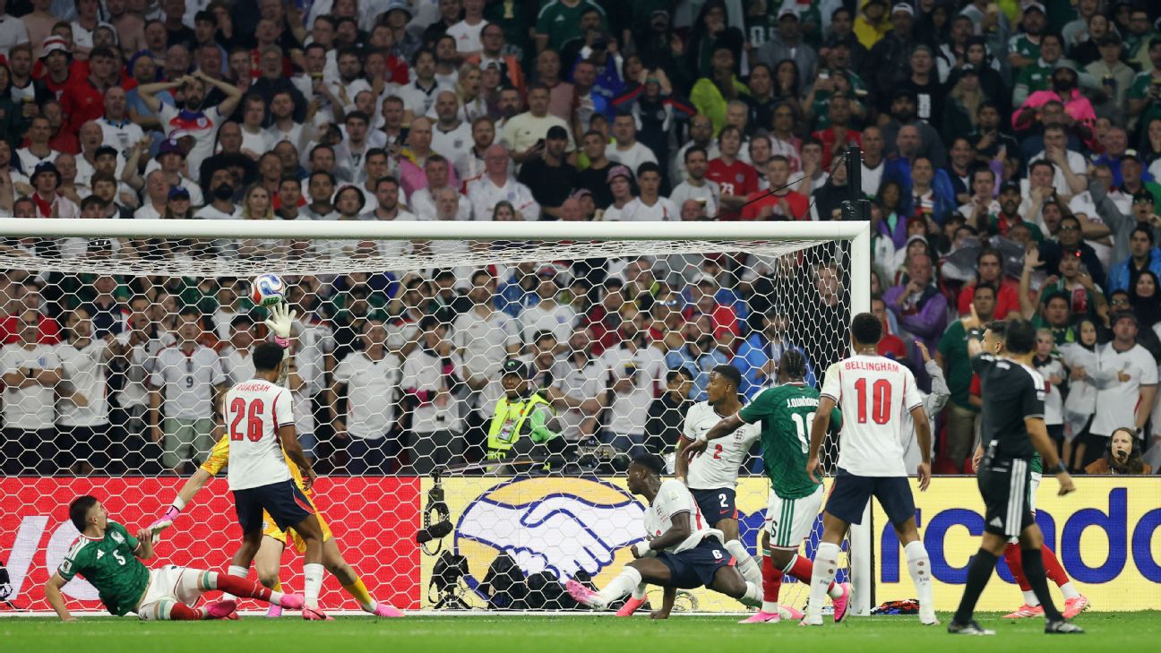 Quiñones, con una gran definición, descontó para México vs. Inglaterra