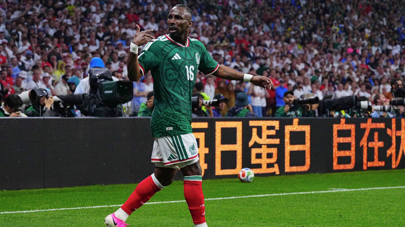 Quiñones se convierte en máximo goleador de México en Mundiales