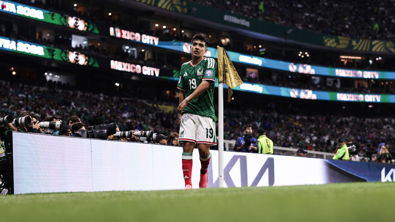 Gil Mora se gradúa de la preparatoria, después de jugar el Mundial