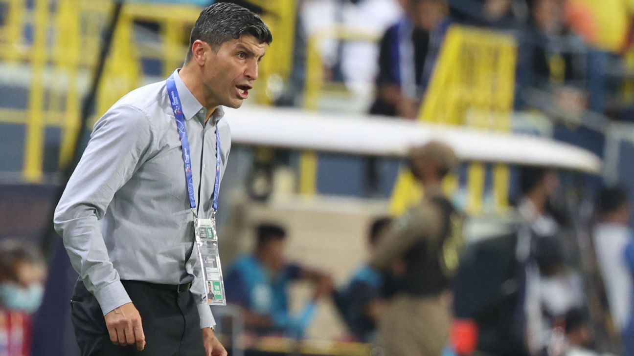 Pedro Emanuel desembarca no Brasil, fala em 'tirar Vasco da zona' e exalta 'torcida fervorosa'