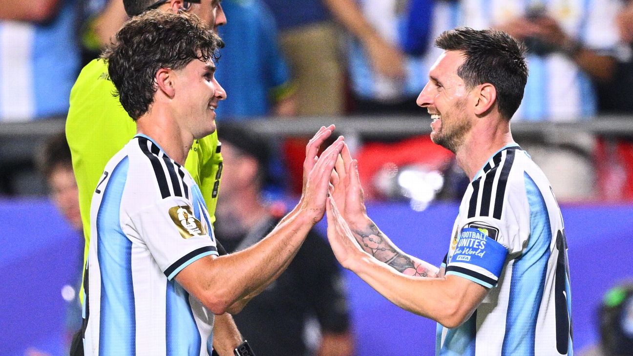 Magic from Álvarez sees Argentina through to the World Cup semis