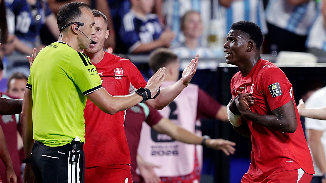 Jogador da Suíça cobra Fifa sobre expulsão de Embolo contra a Argentina: 'Tem que explicar'
