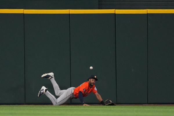 Astros' Matthews exits vs. Rangers with left knee injury