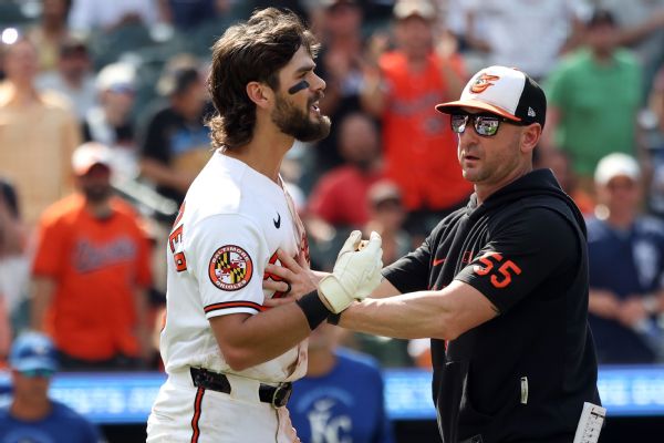 Orioles' Alexander fractures hand after being hit by pitch