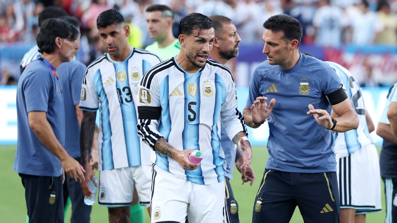La charla de Paredes con Scaloni en Argentina que se hizo viral en pleno Mundial