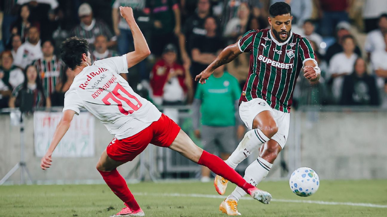 Em jogo com três expulsões, Fluminense marca no fim e empata com Red Bull Bragantino na estreia oficial de Hulk