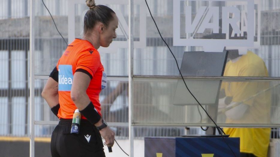Renata Ruel diz que pênalti para Ponte que revoltou Lucas Lima e Goiás não existiu: 'VAR acertou em sugerir revisão, mas a árbitra brigou com a imagem'