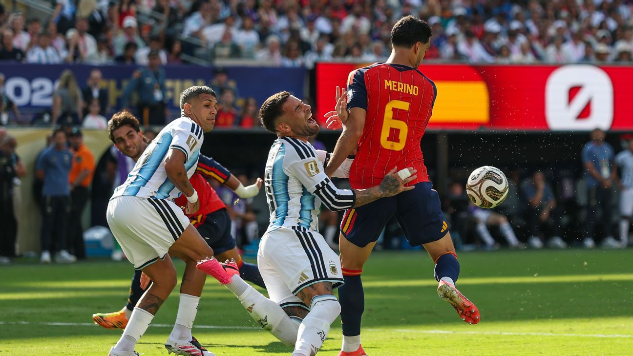 Ex-Inglaterra detona 'trapaças' da Argentina na Copa: 'Parecia que alguém deu um tiro no Otamendi'