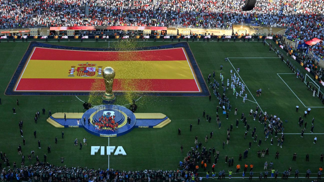 Jogadores da Argentina ficam de costas para festa da Espanha com troféu na final da Copa do Mundo