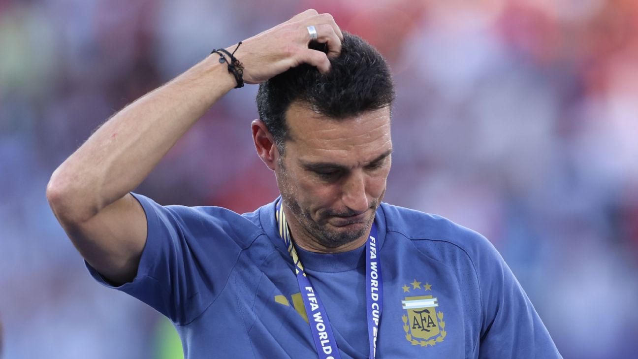 Scaloni chora muito e não garante sequência nem dele, nem de Messi na Argentina: 'Tenho mais ou menos ideia...'