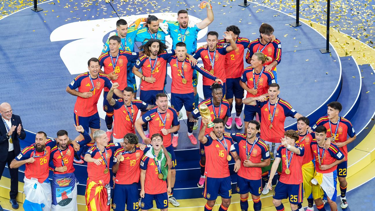'Somos exemplos...': o que meia da Espanha disse sobre argentinos de costas em entrega de troféu da Copa