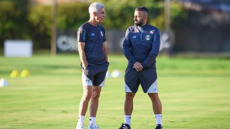 Substituto de Luís Castro no Grêmio nunca quis ser nem jogador e alfinetou técnico rival em polêmica: 'Quer ganhar mais, pede aumento...'