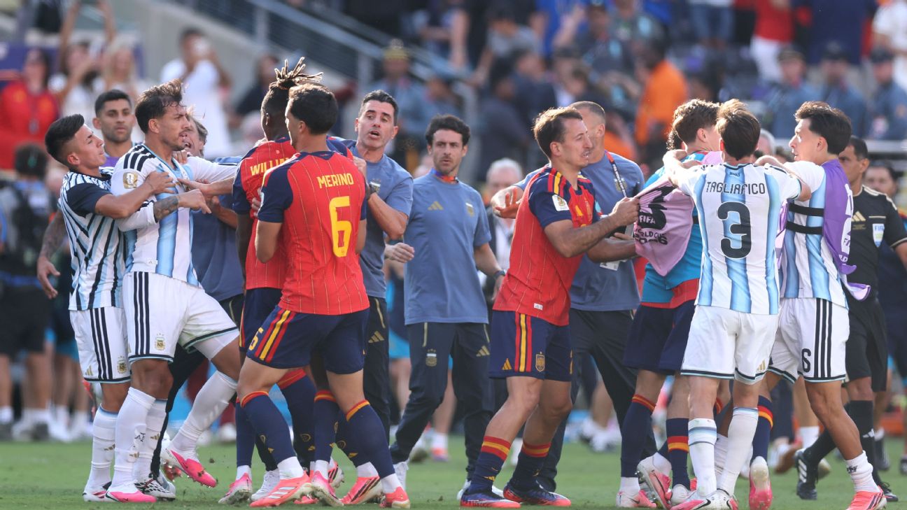 Neville criticizes Argentina's tactics, says Messi carries the side