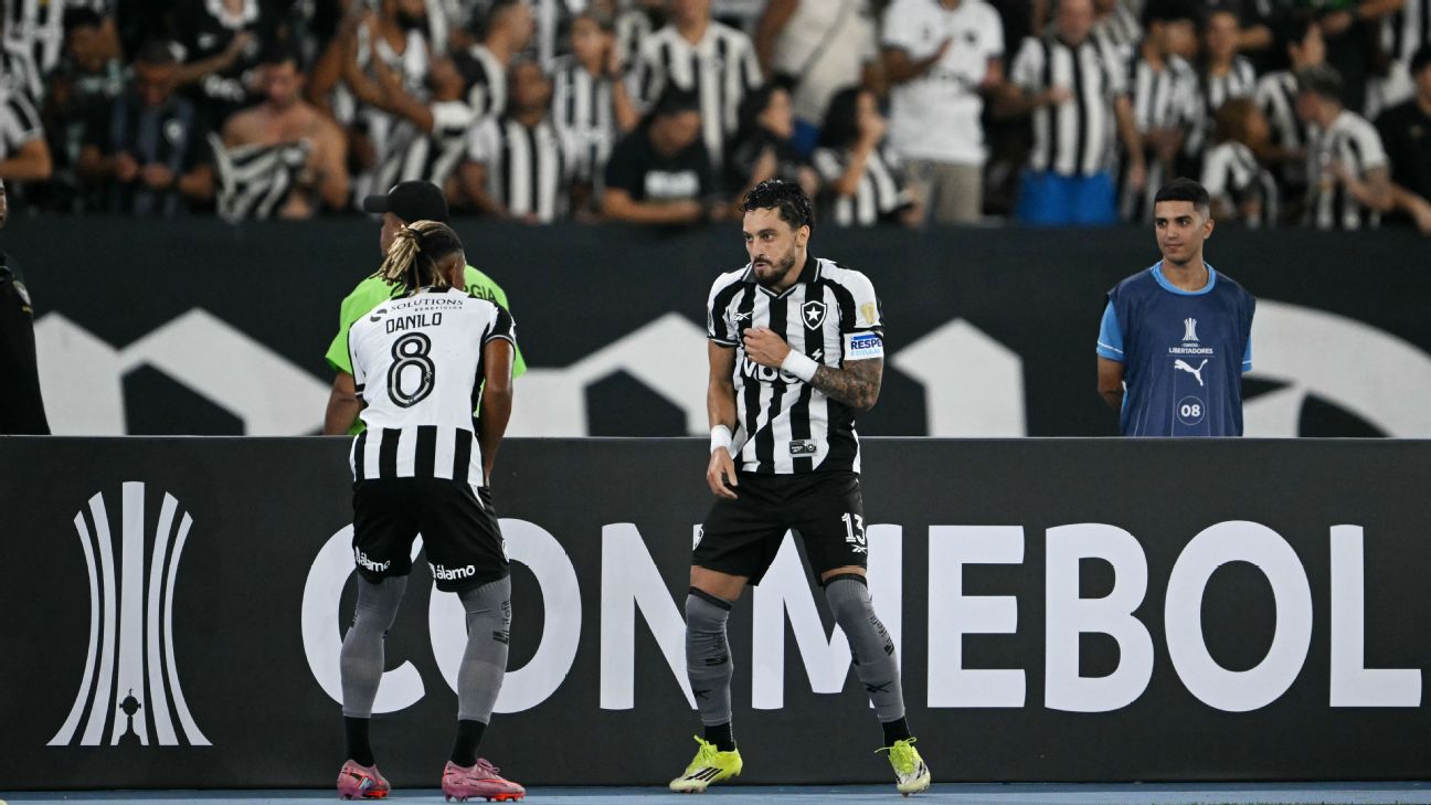 Alex Telles revela papo com Danilo sobre futuro no Botafogo