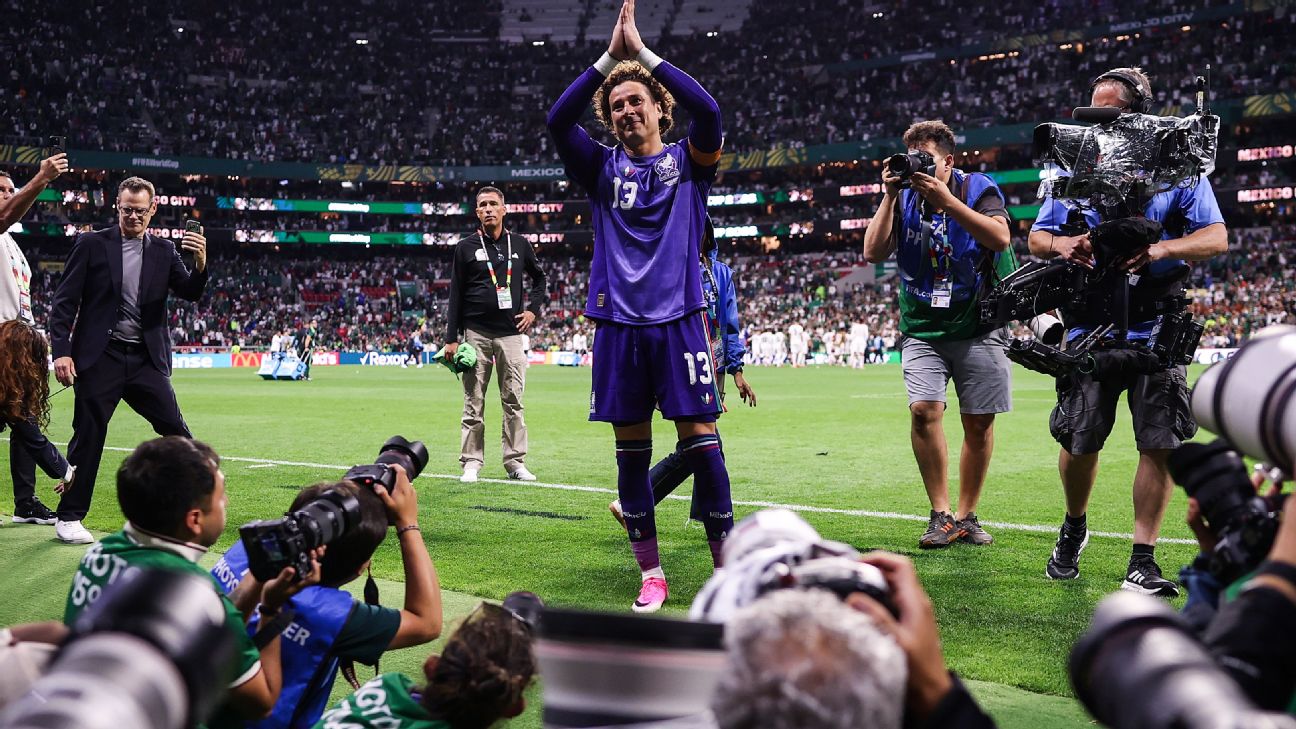 ¿Qué lugar ocupa Memo Ochoa en la historia del futbol mexicano?