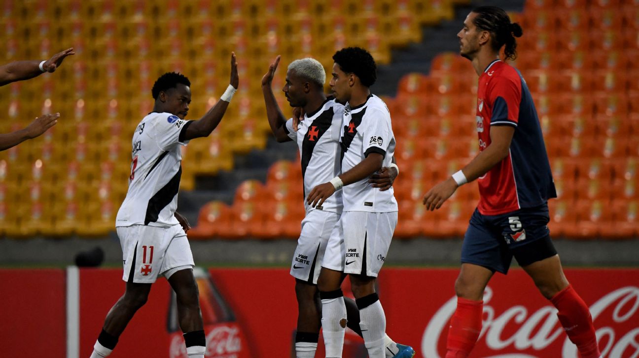 Vasco fica duas vezes atrás do placar, mas busca empate com o Independiente Medellín pela Sul-Americana