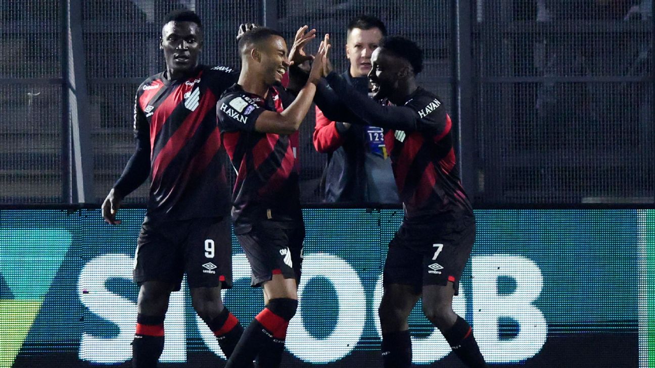 Athletico marca dois gols em cinco minutos e vence o São Paulo de virada na volta do Brasileirão