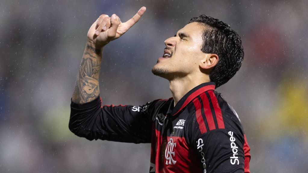 Pedro faz dois, Flamengo goleia Chapecoense e segue na perseguição ao líder Palmeiras no Brasileirão