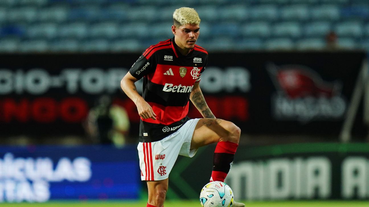 Ayrton Lucas desabafa e diz que fez '1º tempo terrível' pelo Flamengo: 'Tudo que tentei, errei'