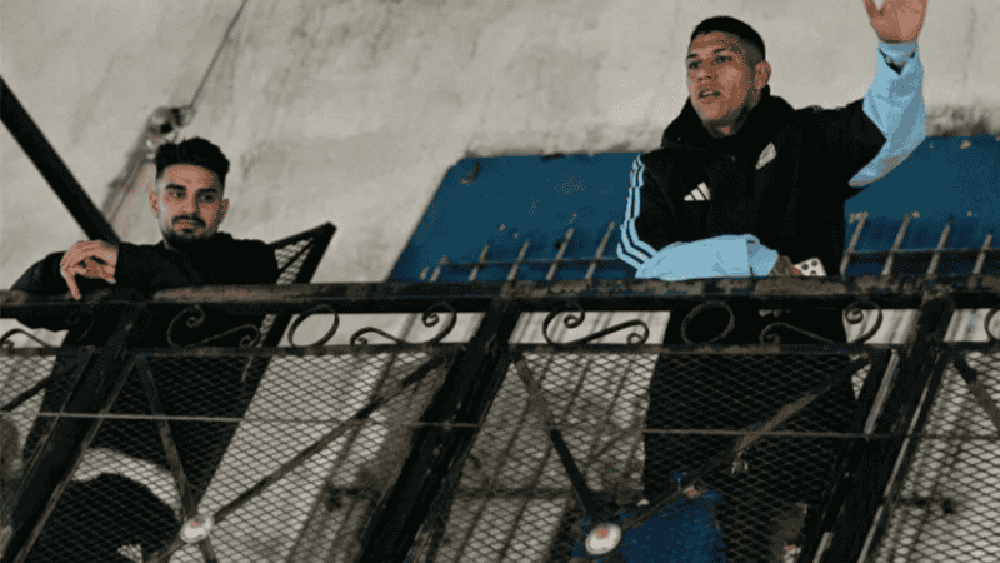 Facu Medina y Flaco López se dieron un baño de alegría en Villa Caraza