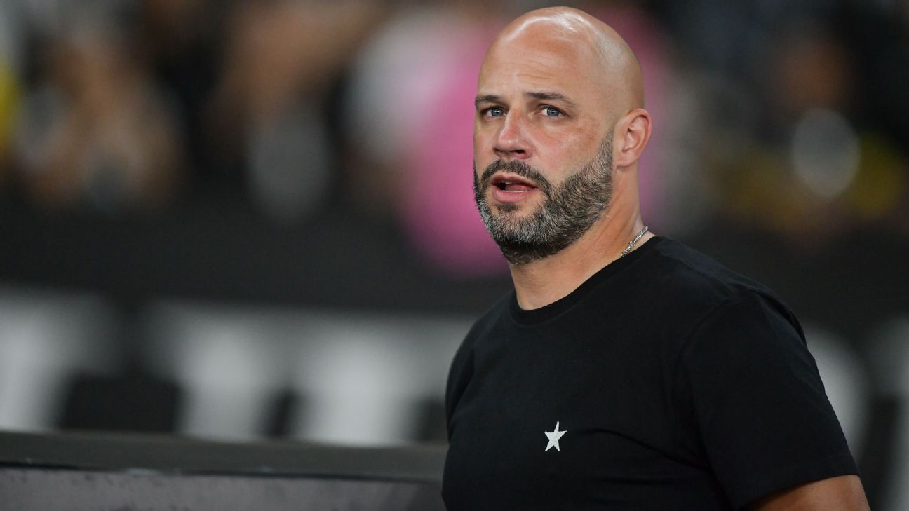 Técnico do Botafogo se irrita com caso Danilo, cobra respeito e critica postura de Leila Pereira: 'Ela falou dele...'