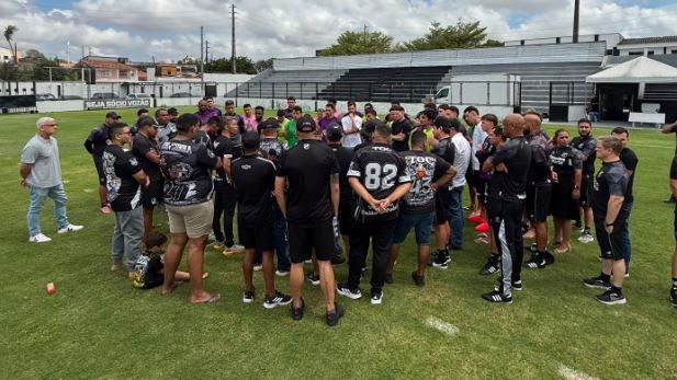 Com Ceará no Z-4 da Série B, jogadores são cobrados por torcedores em treino e revelam salários atrasados