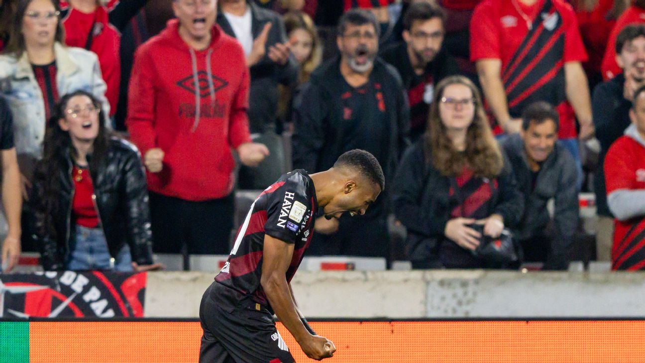 Santos faz 'milagres', e Athletico vence Inter na Arena da Baixada com falhas de zagueiros