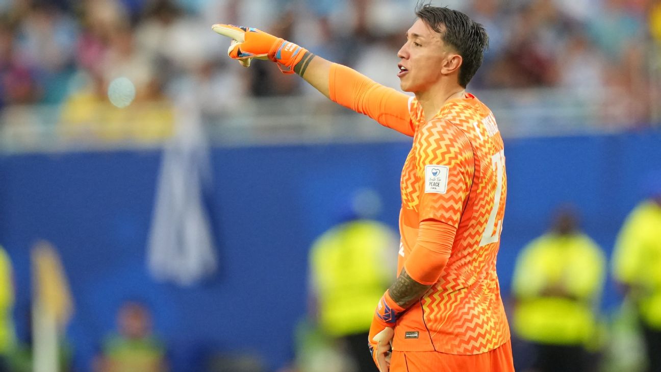 Após falhas na Copa do Mundo, Muslera retorna ao Estudiantes e leva gol bizarro; assista