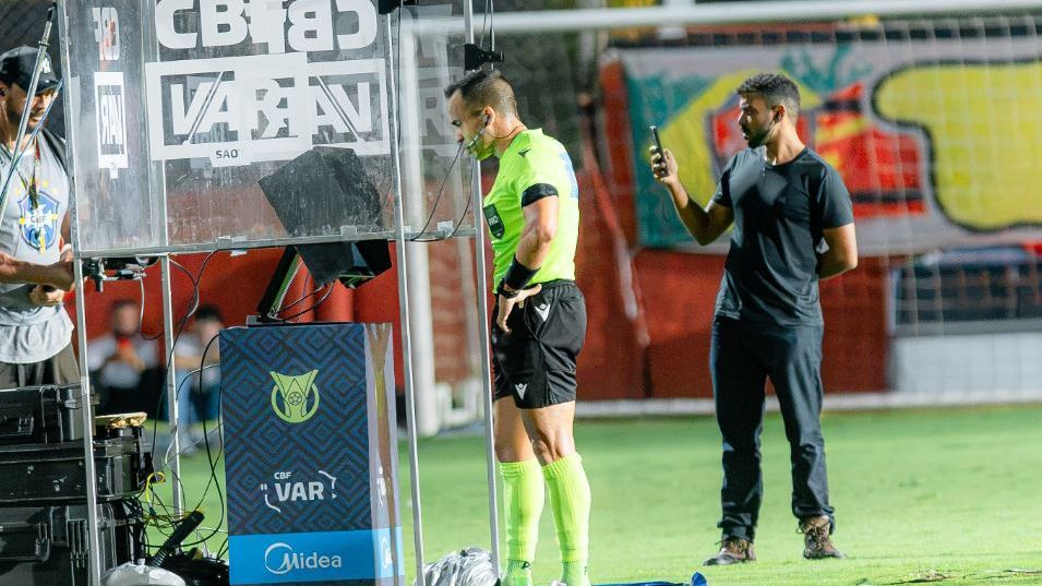 Jogador do Vitória faz 'sinal de roubo', é expulso, e Jair Ventura se revolta com árbitro: 'Cotovelada pode?'