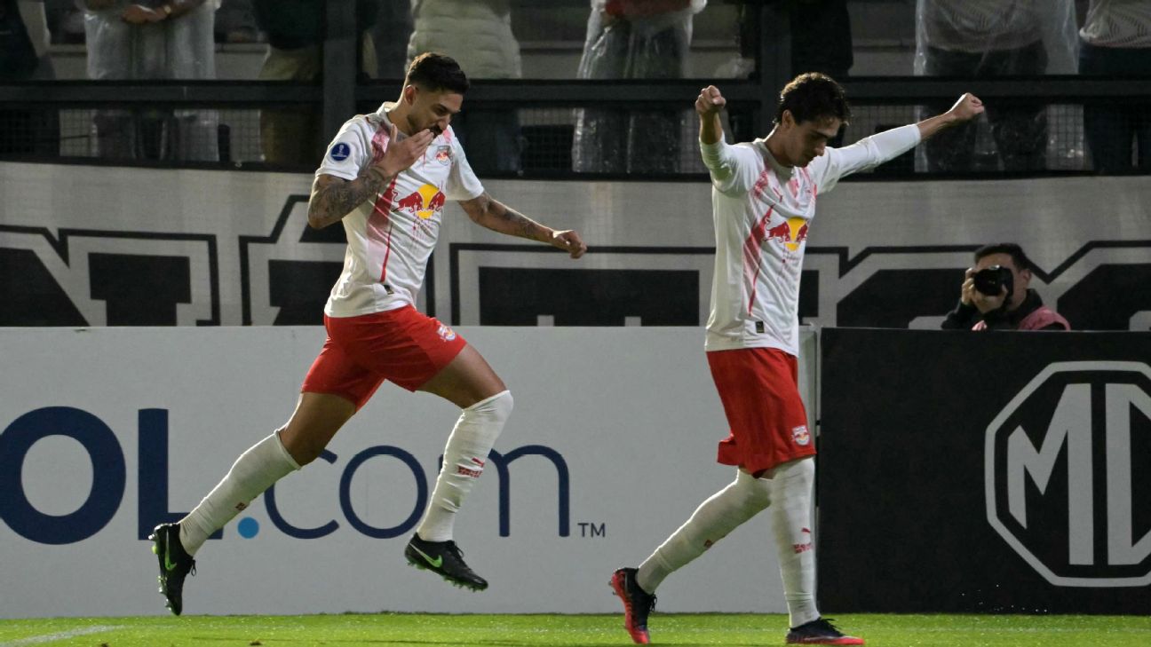 Com chuva de cartões, Red Bull Bragantino vence Sporting Cristal e pega Atlético-MG nas oitavas da Sul-Americana