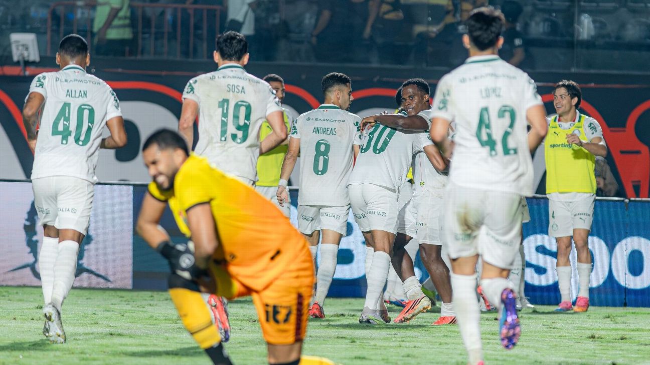 Palmeiras goleia Vitória em jogo com dois zagueiros expulsos em sequência e amplia vantagem na liderança do Brasileirão