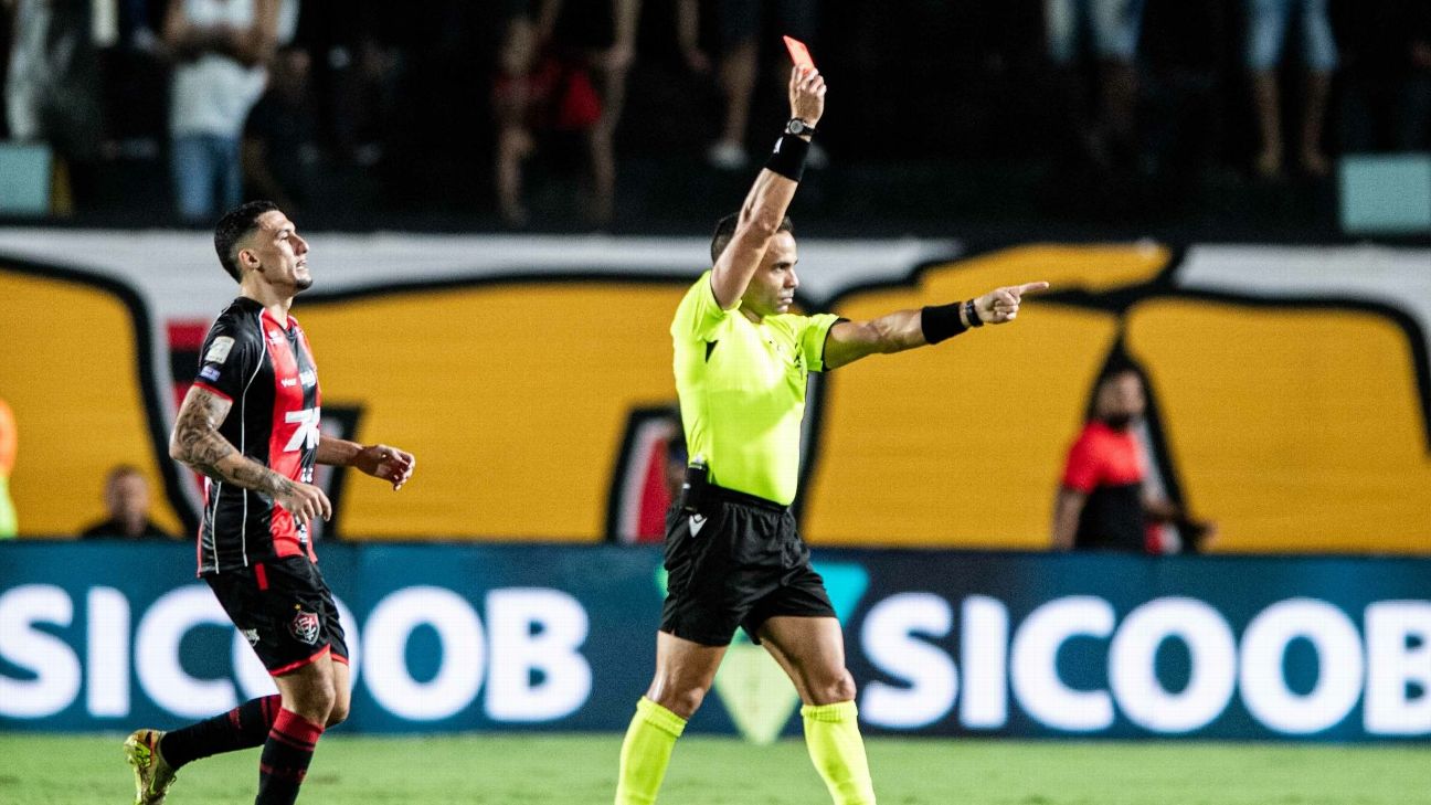 Presidente do Vitória diz que 'Brasil viu' arbitragem desequilibrar partida para o Palmeiras e dispara: 'Cacá levou cinco pontos no queixo'