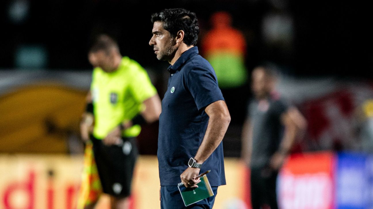 Abel bate-boca com jornalista, defende expulsão de Cacá e fala de cotovelada de Mauricio em Vitória x Palmeiras: 'No limite'