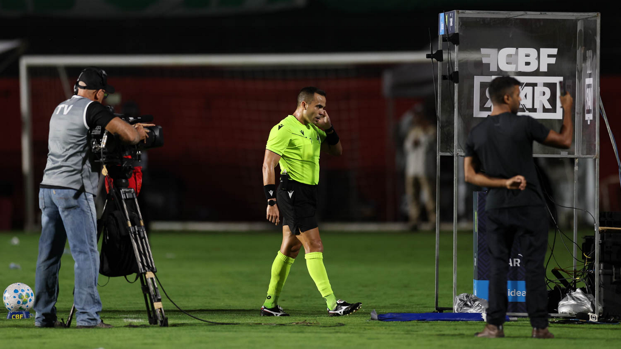 Súmula de Vitória x Palmeiras detalha gesto de Luan Cândido: 'Gesto insinuando roubo por parte da arbitragem'