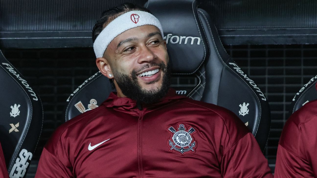Memphis assina, encerra 'novela' e renova contrato com o Corinthians