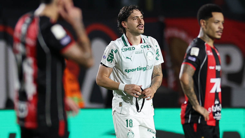 Maurício, do Palmeiras, e trio do Vitória são denunciados pelo STJD por cotovelada e expulsões em jogo do Brasileirão