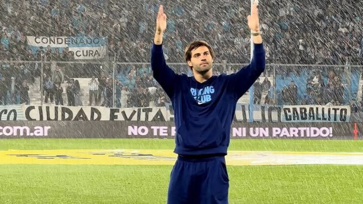 Emocionado, Sosa se despede de torcedores no Racing após acerto com Vasco