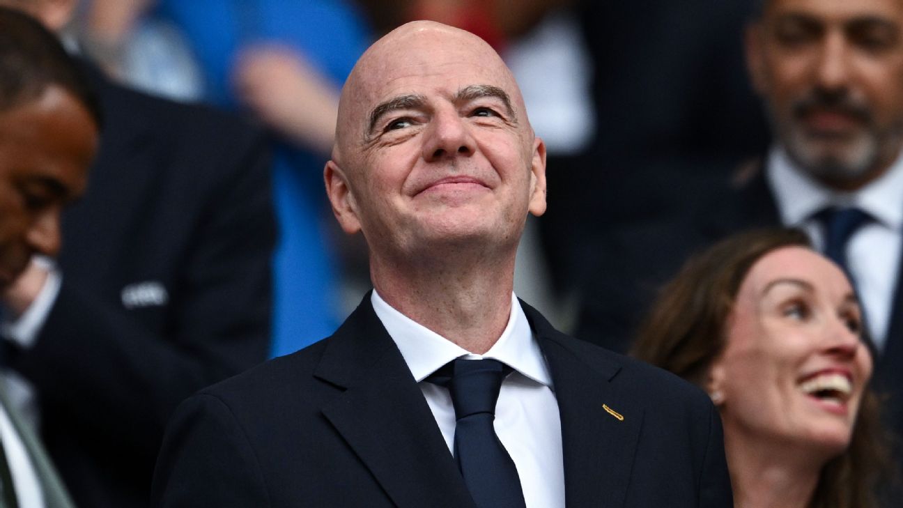 Jornal: Infantino receberia salário seis vezes maior se plano de 'vender' Copa do Mundo fosse aprovado