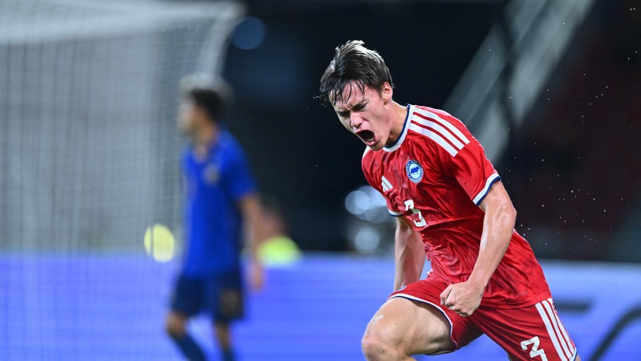 ผู้เล่นสิงคโปร์และไทยแย่งบอลกันในเกมที่สิงคโปร์ชนะ 2-1